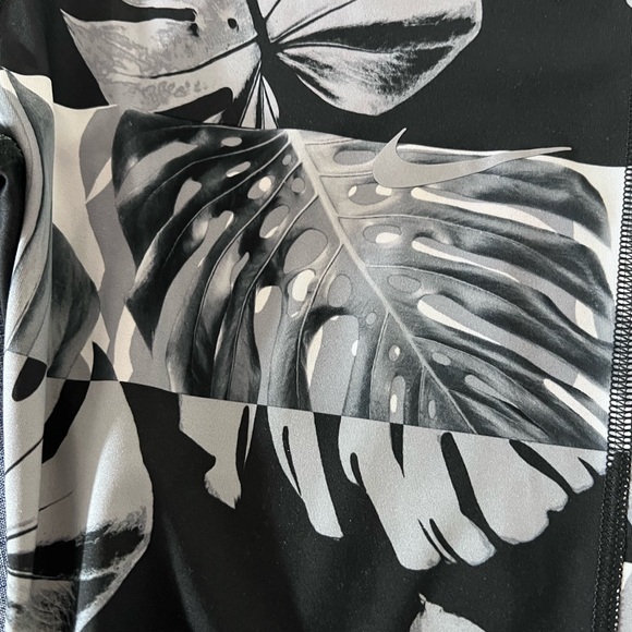 NIKE Leaf Print Leggings Yoga Pants Size Medium Like New - Picture 4 of 16